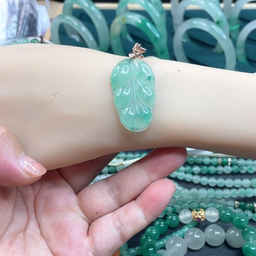 石英质玉未镶嵌颈饰