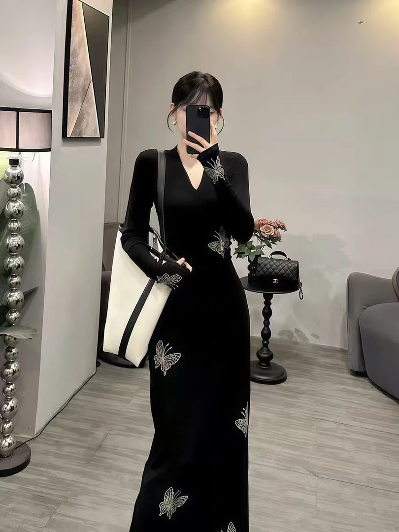 重工蝴蝶烫钻性感V领长袖气质丝绒连衣裙修身显瘦时尚小黑裙3718