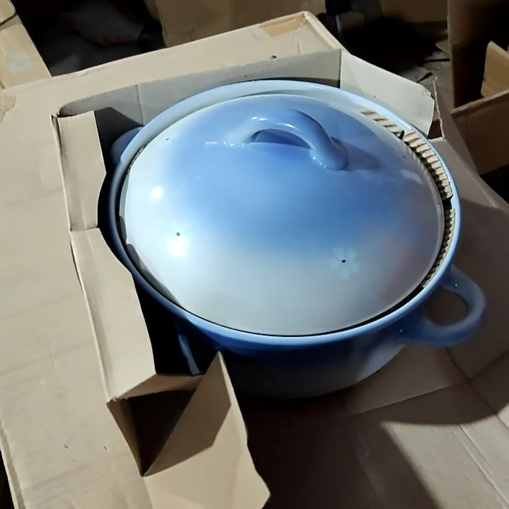 盘子碗茶壶啥都有