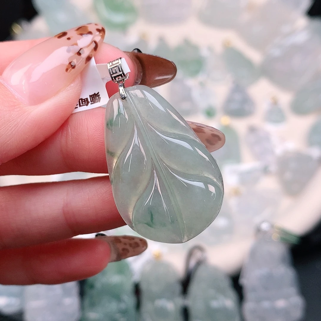 翡翠颈饰18K金镶嵌飘花叶39，33、22、4.6