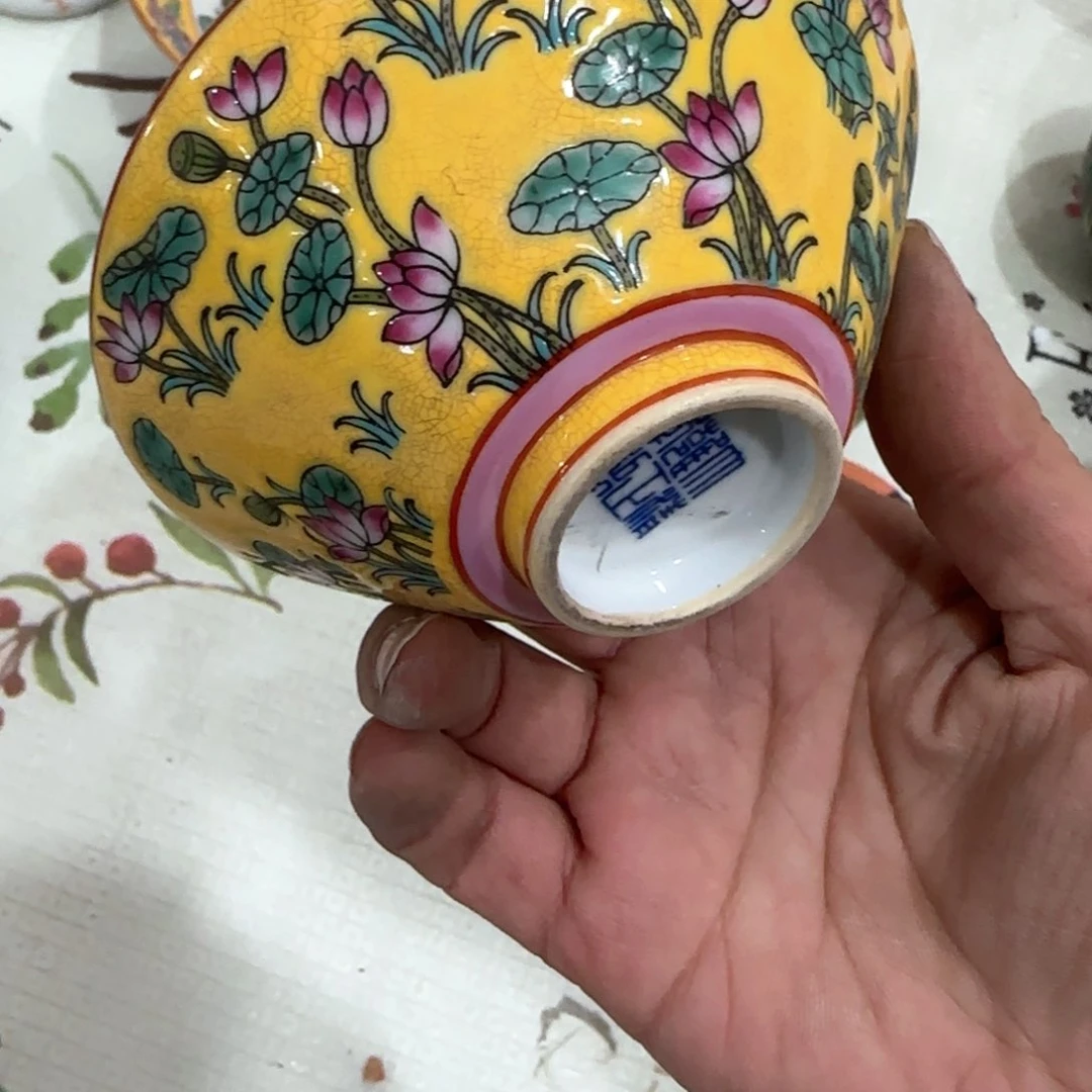 瓷片瓷器上刻了大量壁画作品以及精美