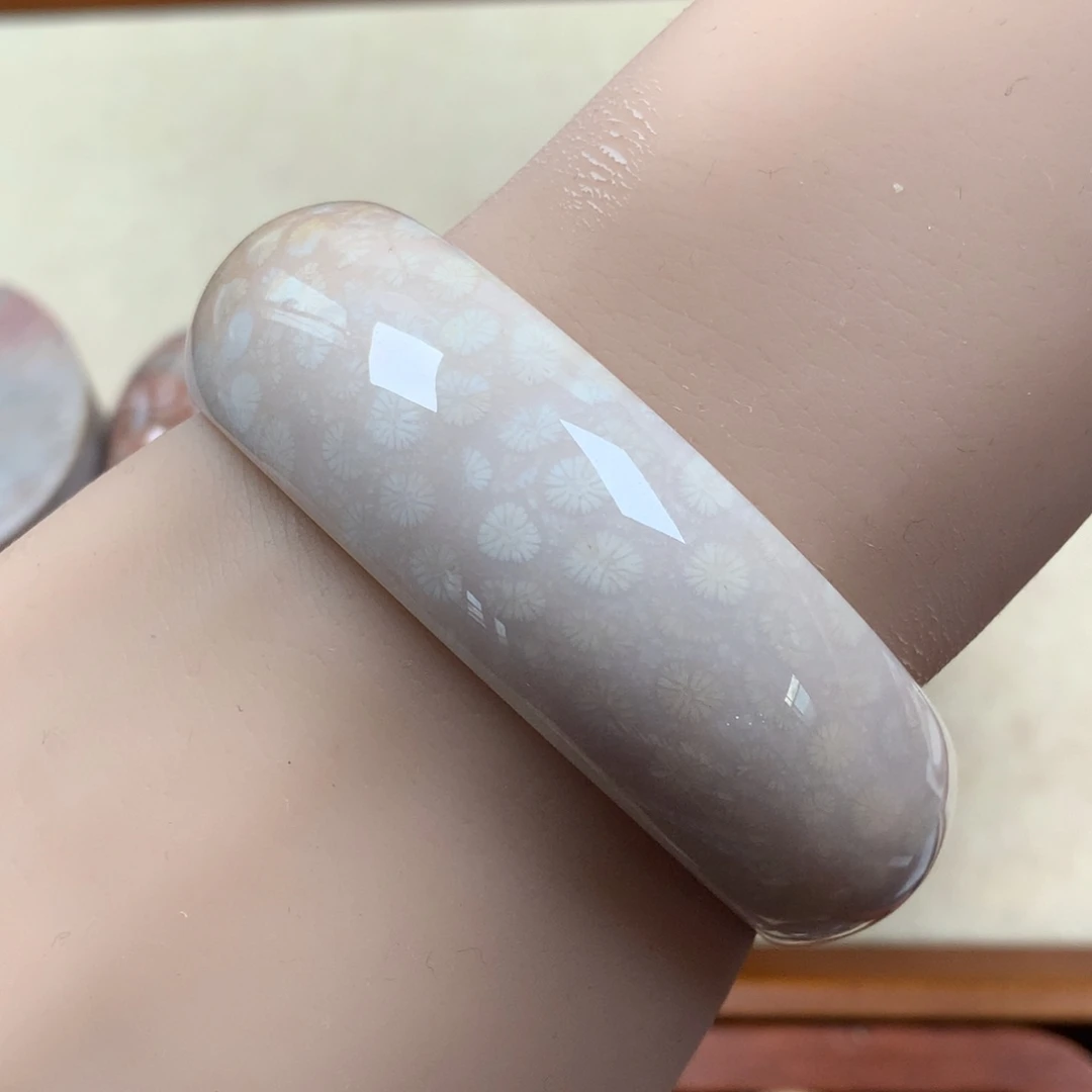 未镶嵌56圈口漏200/个。20硅化珊瑚（珊瑚玉）