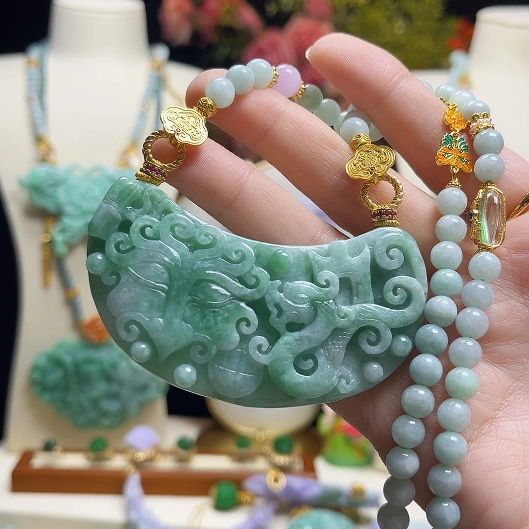 翡翠颈饰未镶嵌弯弯