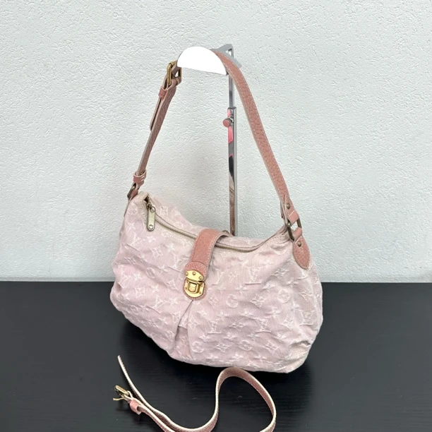95新 LouisVuitton/路易威登 粉色老花元宝斜挎包 底长30 123760