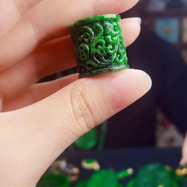 翡翠未镶嵌颈饰多样性