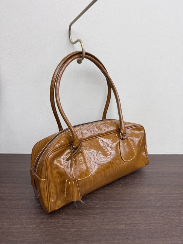 95新 Prada/普拉达 觅时/棕色褶皱亮皮保龄球/118160