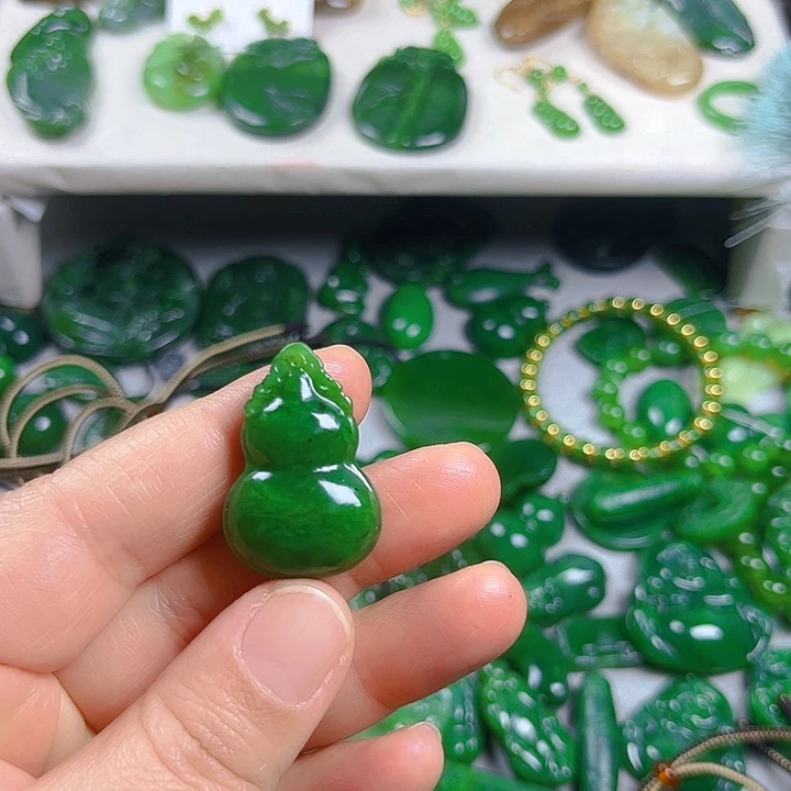 颈饰未镶嵌和田玉樱*