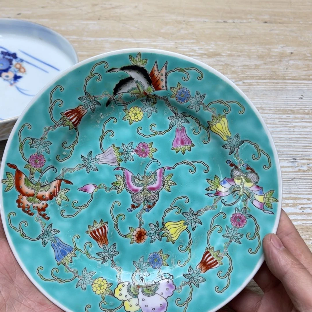 瓷片密密麻麻地排列着一个