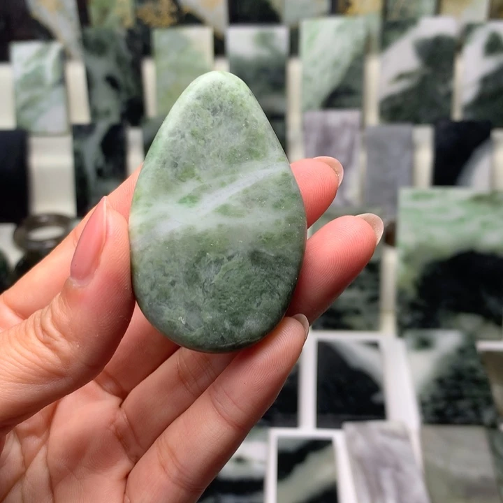 独山玉颈饰未镶嵌