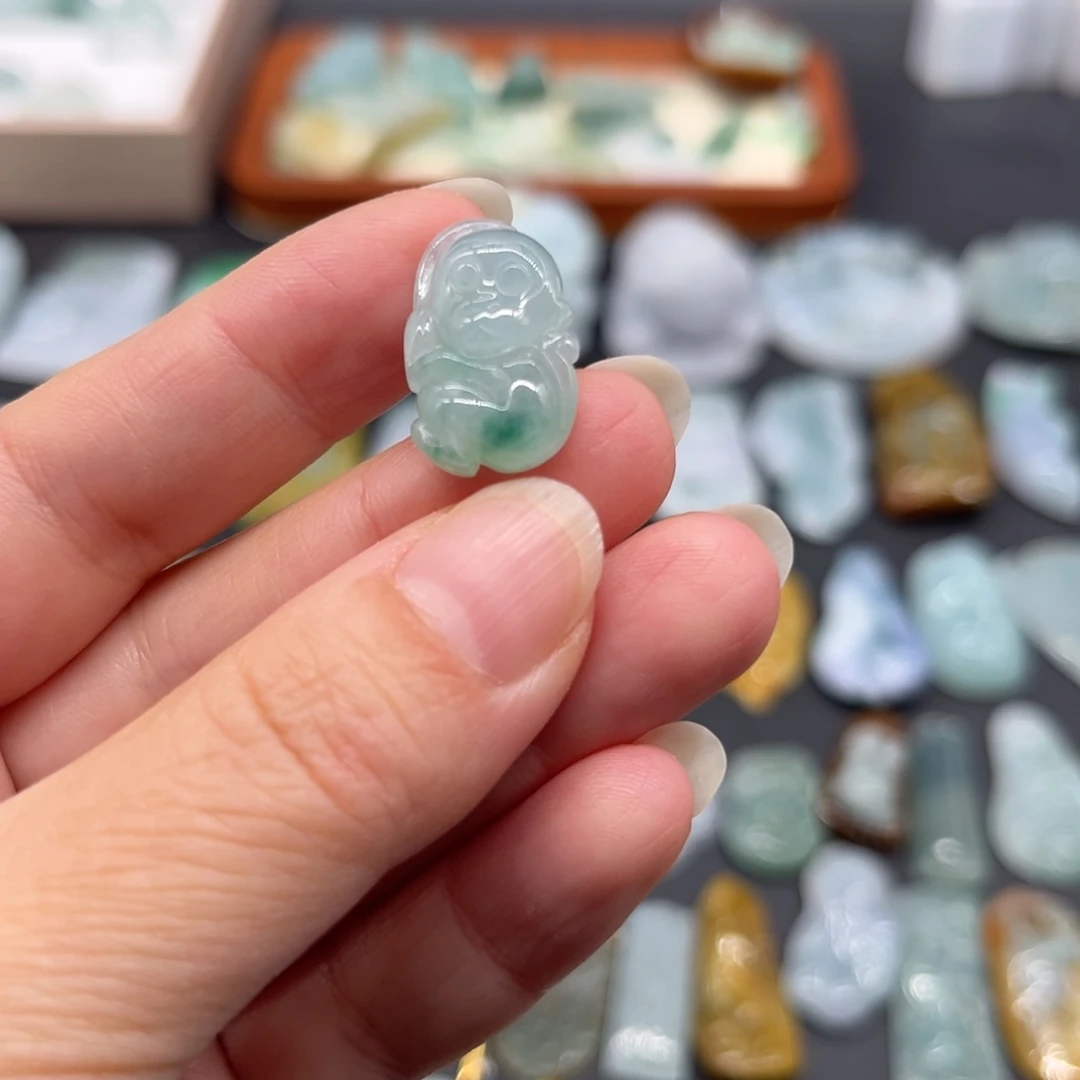 翡翠未镶嵌颈饰猴子