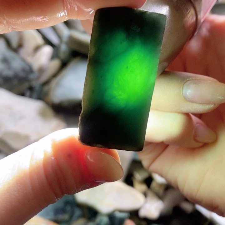 翡翠颈饰未镶嵌天然翡翠