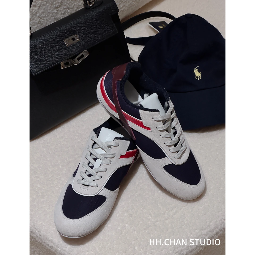 HH.CHAN“从容漫步”2025春夏miu秀场牛反绒羊皮拼接藏青低帮球鞋