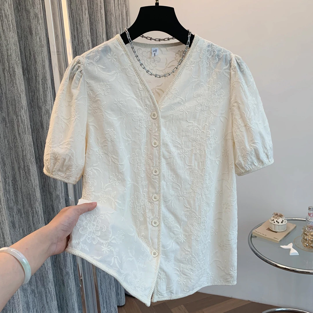 100棉重工设计感V领刺绣蕾丝衬衫女夏季大码女装洋气法式泡泡袖潮