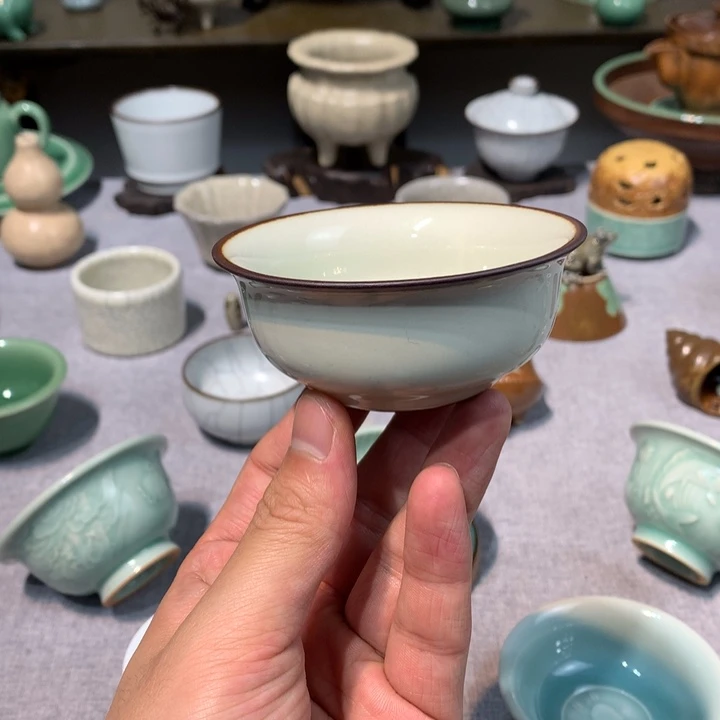 龙泉青瓷铁胎蛋白釉茶碗