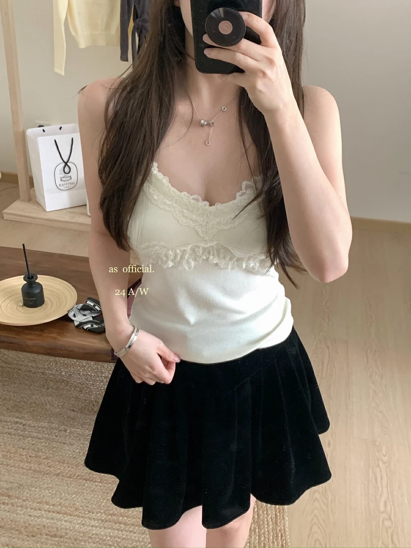 白色吊带背心内搭