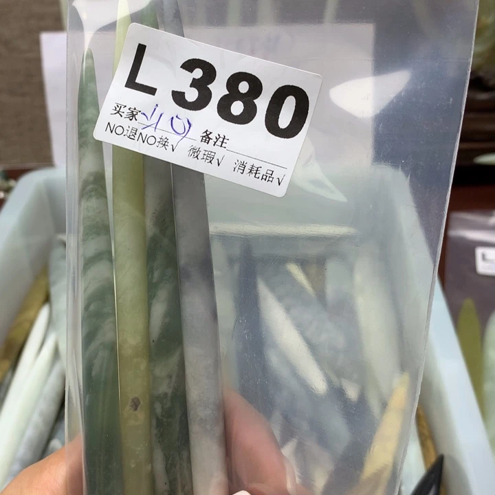 透闪石-蛇纹石玉发饰未镶嵌沁*。