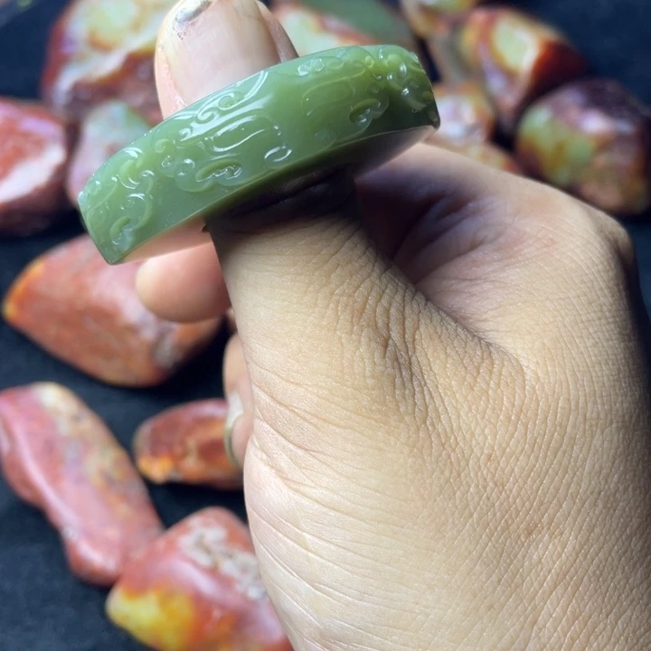 颈饰未镶嵌岫岩老玉（透闪石质玉）