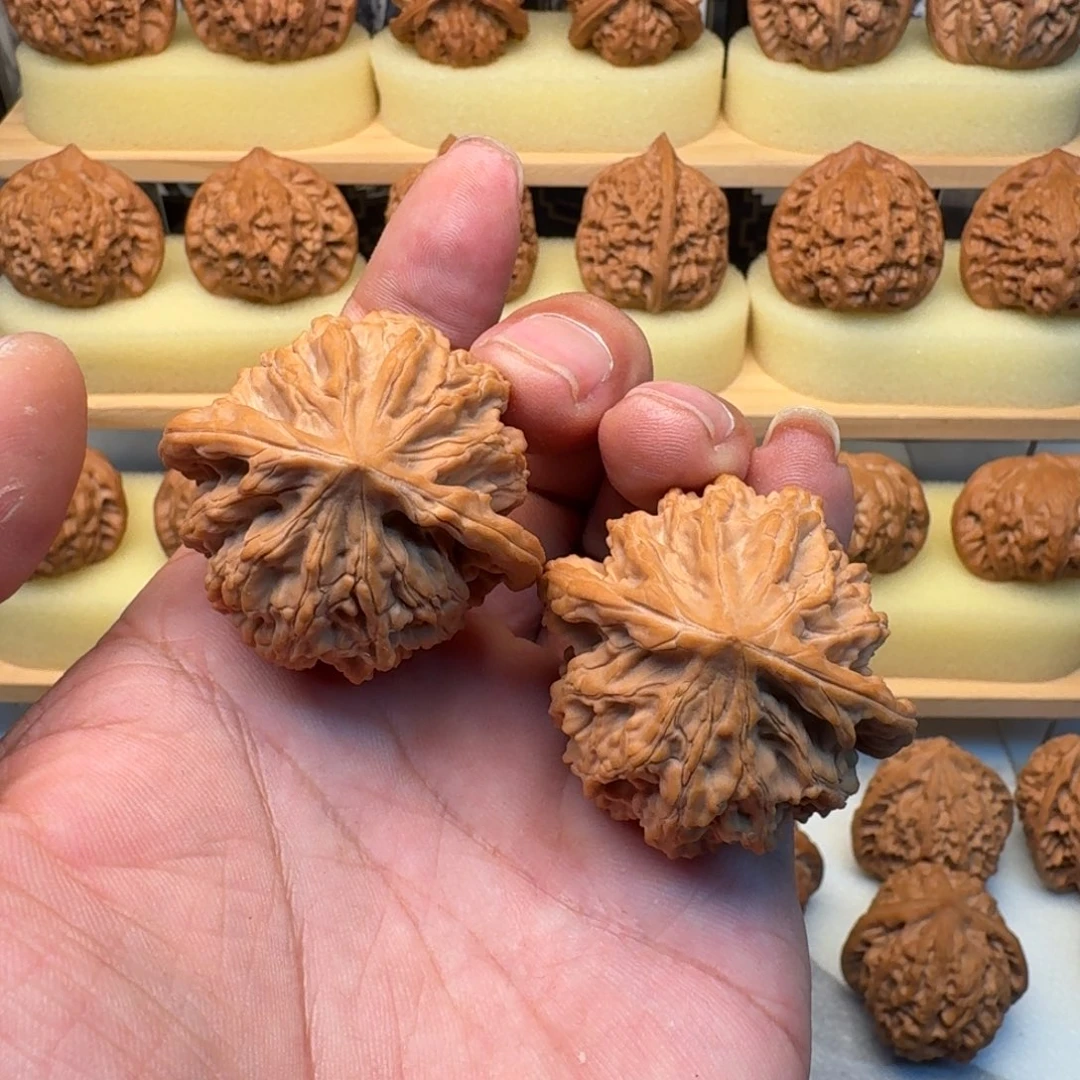 鑫****文玩核桃吊坠血灯笼