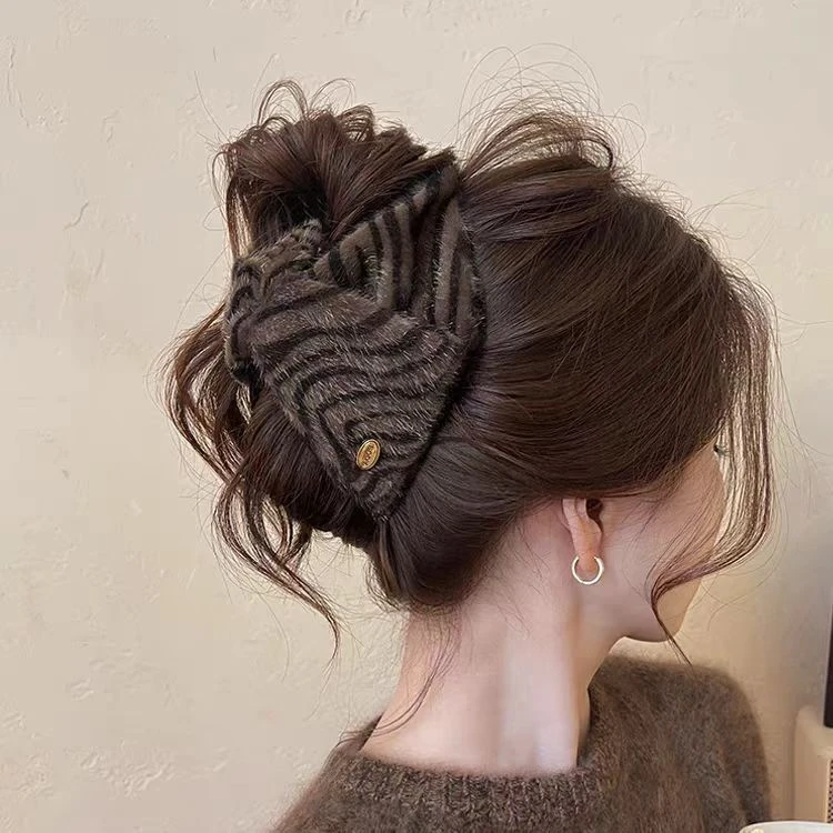 冬日小调 ~马纹三角抓夹女高级感新款发夹后脑勺鲨鱼夹发量大3185