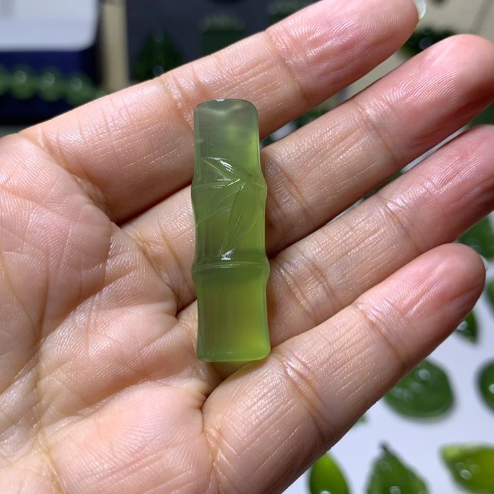 未镶嵌岫玉颈饰吊坠
