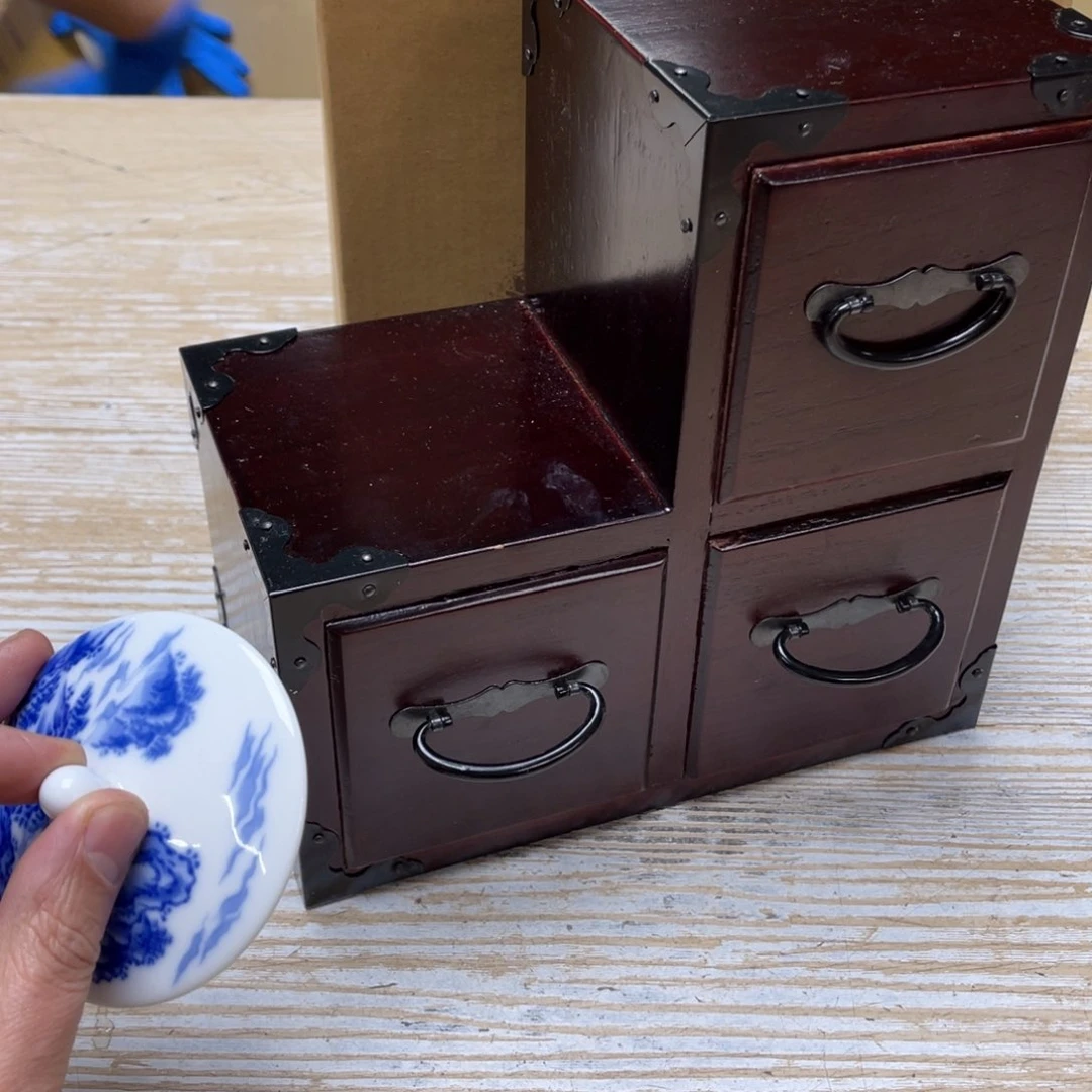 瓷片上*了密密麻麻地排列着一个