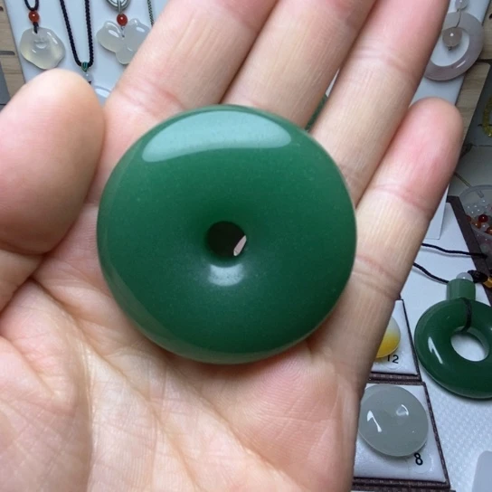 石英质玉颈饰未镶嵌快***使