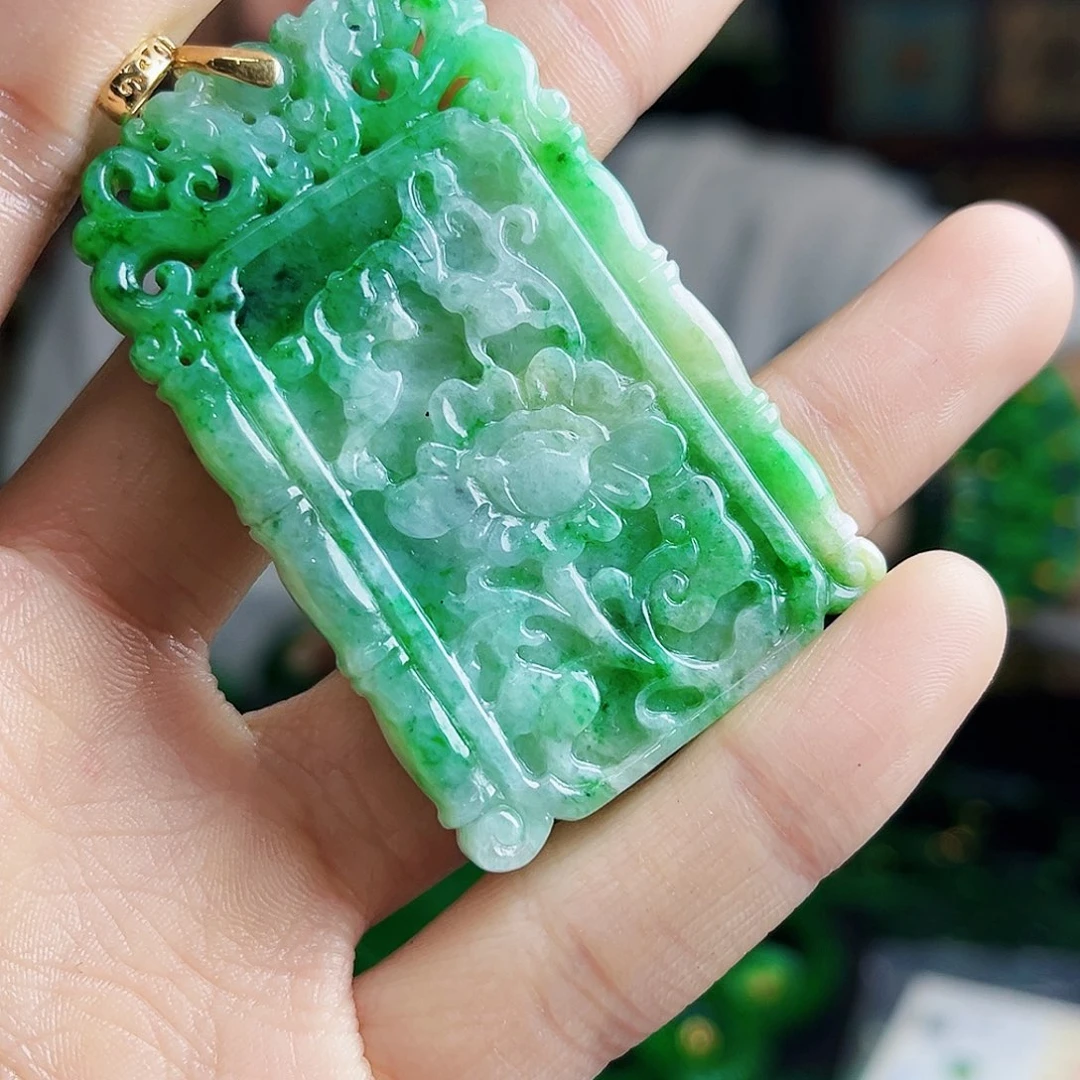 颈饰18K金镶嵌翡翠多样性