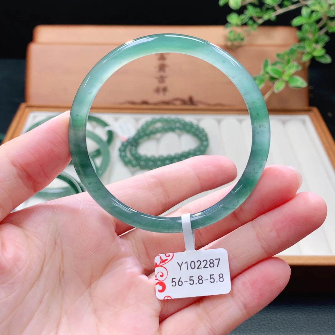 未镶嵌手镯（圆镯）翡翠