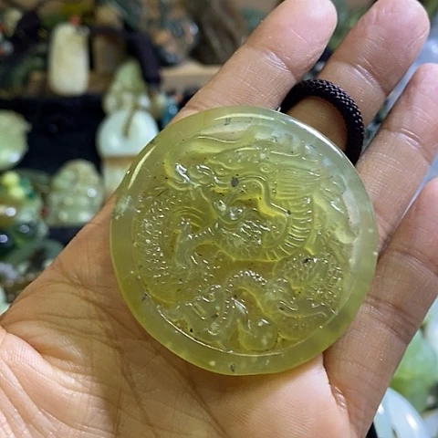 岫玉未镶嵌颈饰一个