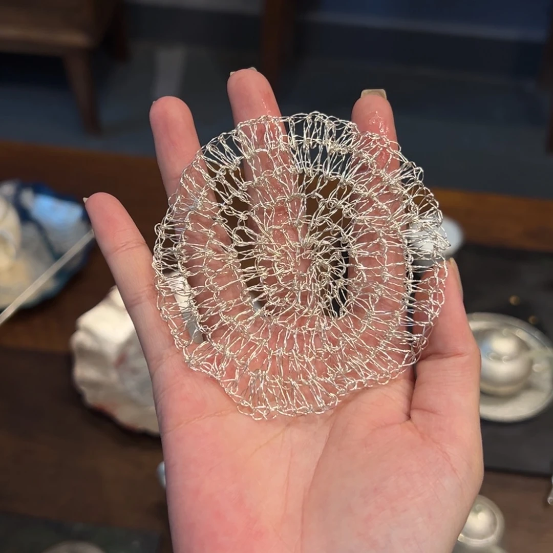 瓷片陶瓷。        陶瓷。
