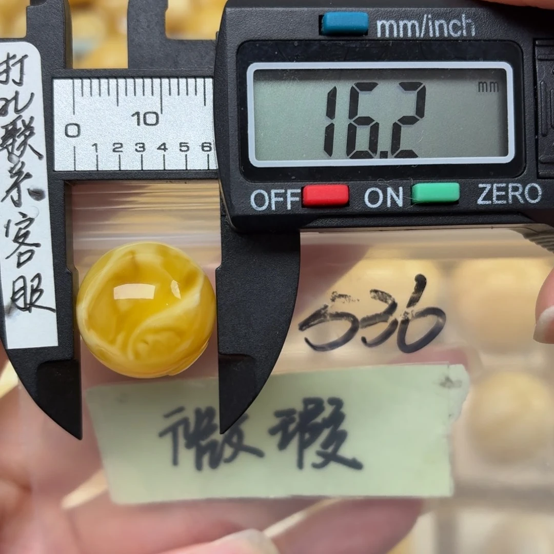 多***）未镶嵌蜜蜡裸石微瑕