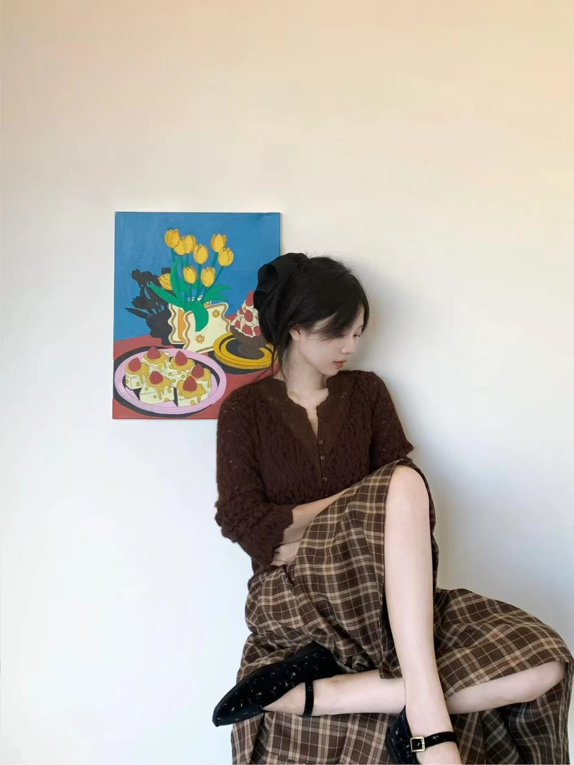 2025秋季新款老钱风钩花V领蕾丝衫女独特别致宽松上衣百搭半身裙