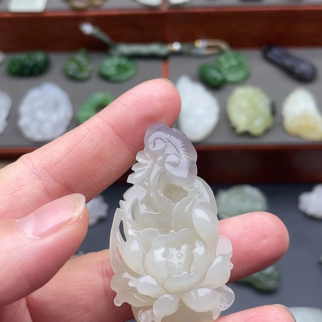 和田玉未镶嵌颈饰莲花吊坠