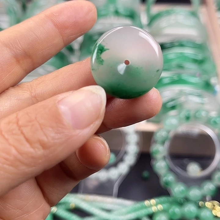 颈饰未镶嵌石英质玉