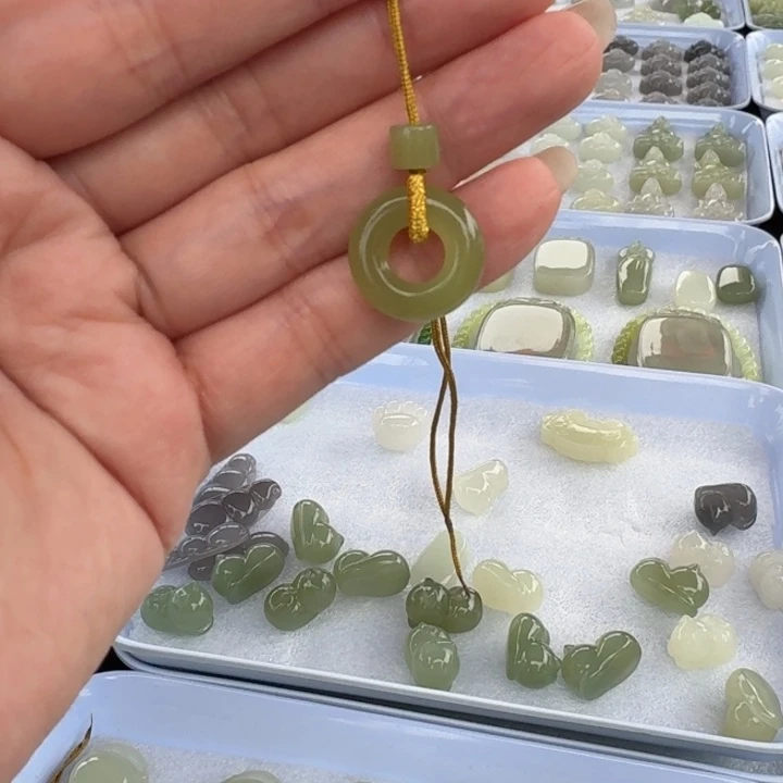 *****和田玉未镶嵌颈饰