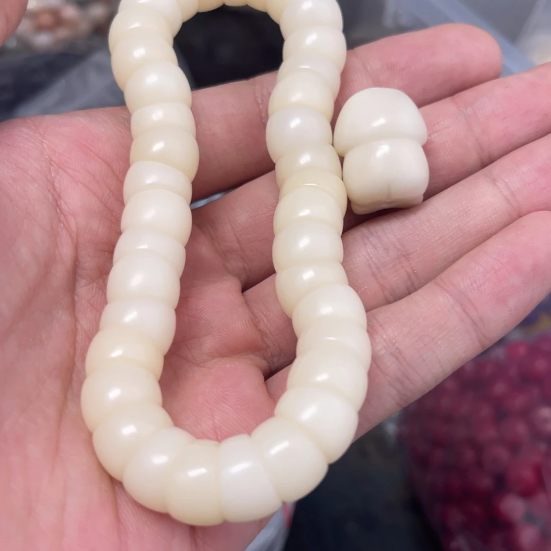 吊坠白玉菩提z12/110颗微瑕大肠+1颗芽果瑕