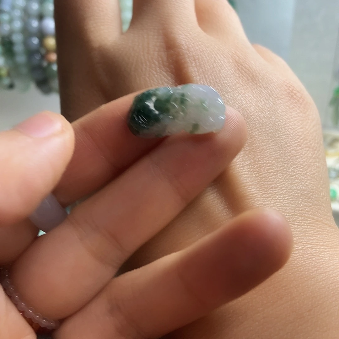 翡翠未镶嵌颈饰20前后孔貔貅