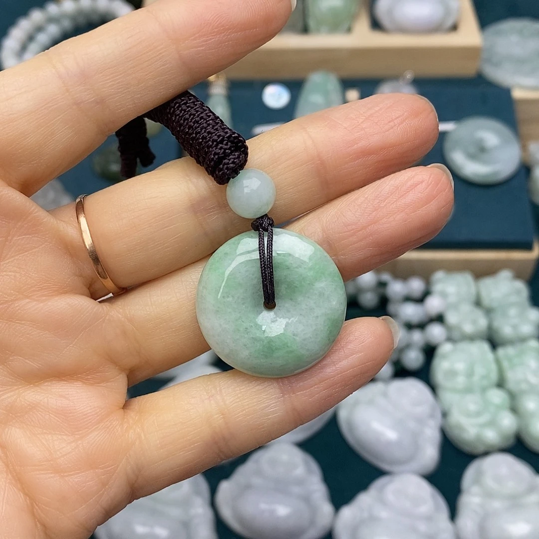 翡翠未镶嵌颈饰平安扣