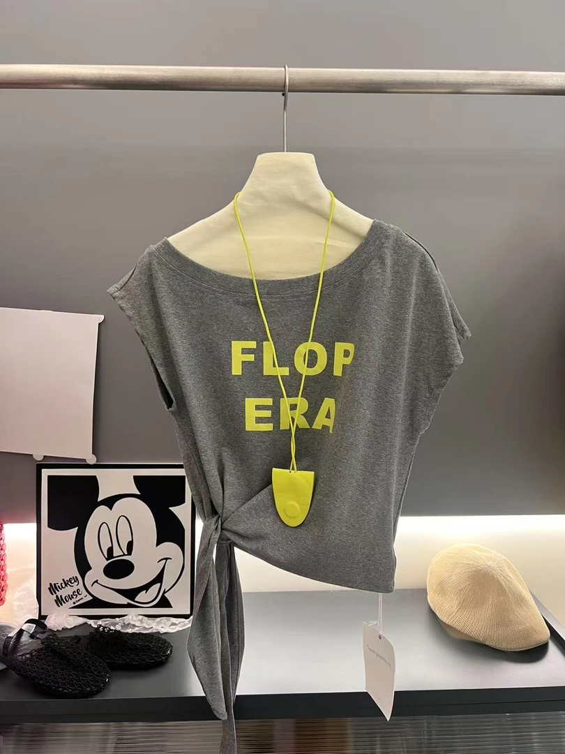 Manmi 斜肩一字肩字母印花不规则设计款上衣  6291