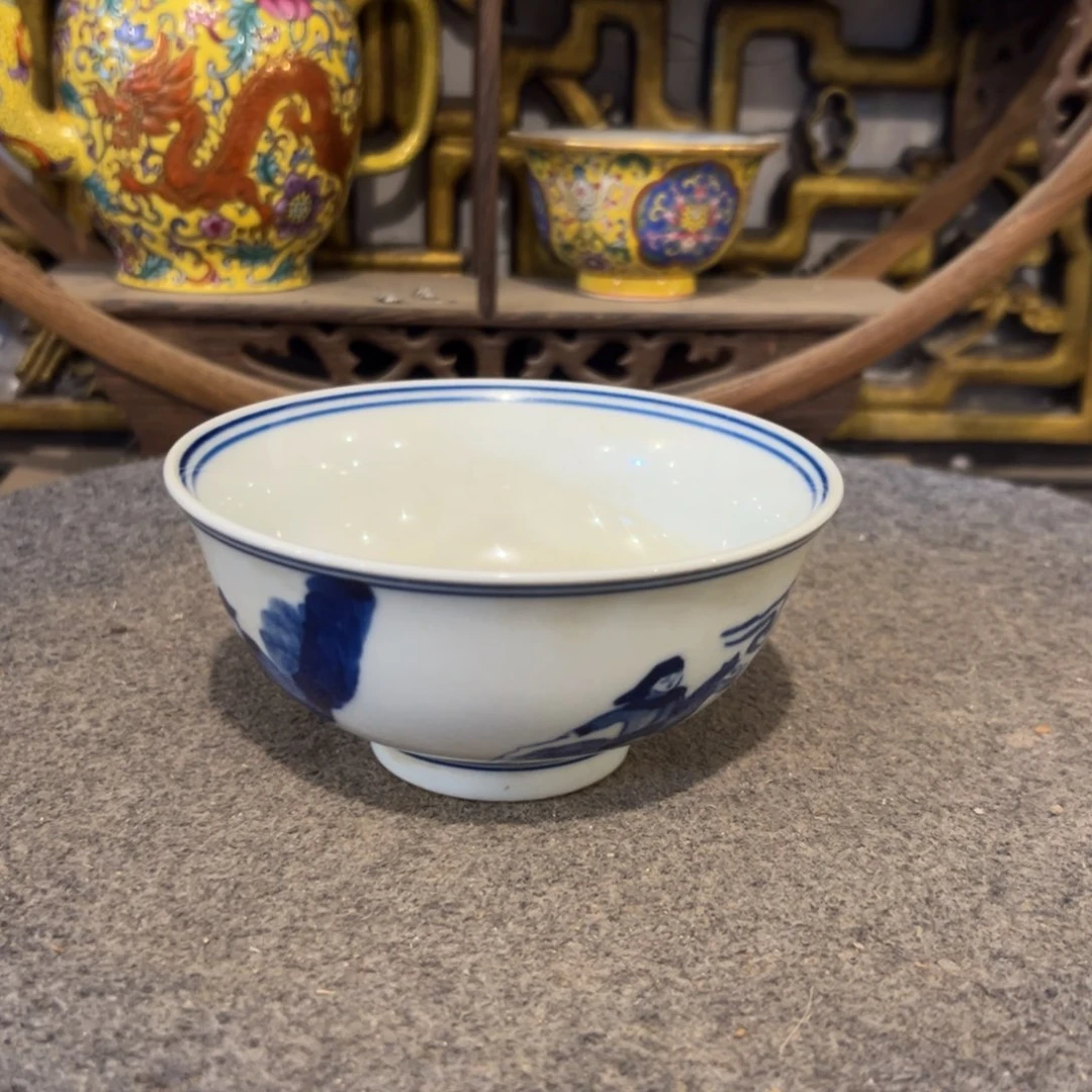 碟内**炭精品青花瓷器收藏