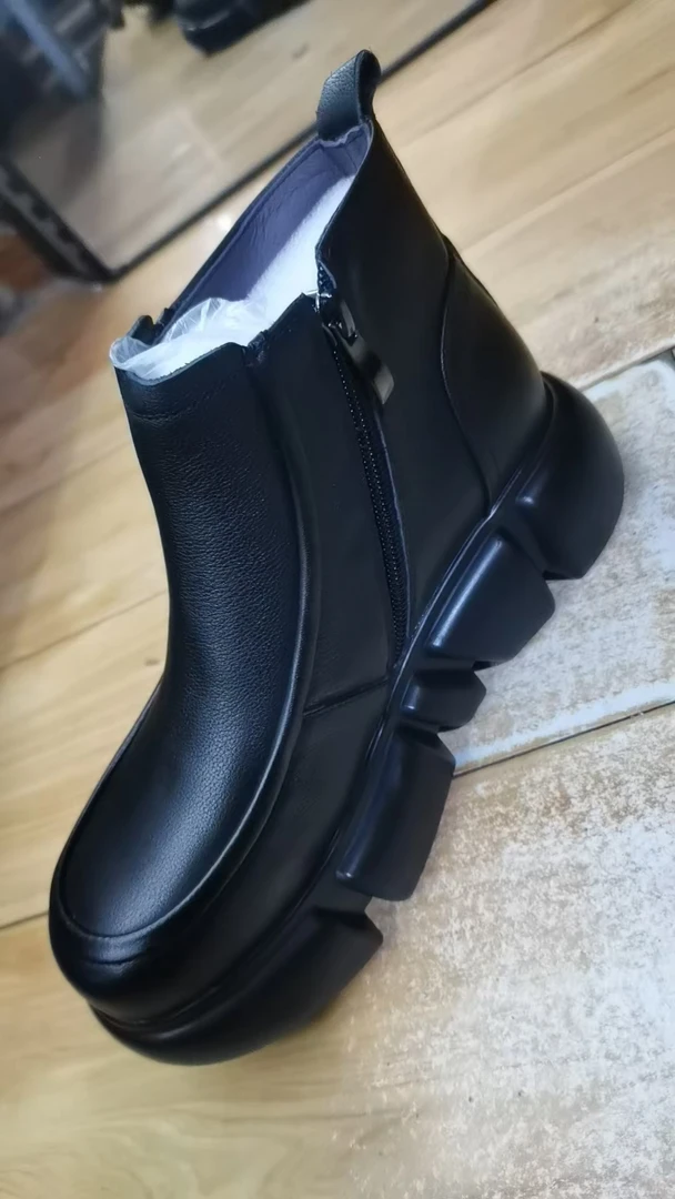 冬季防滑侧拉链女圆头短筒马丁靴英伦风棉鞋靴子休闲黑色女靴皮靴