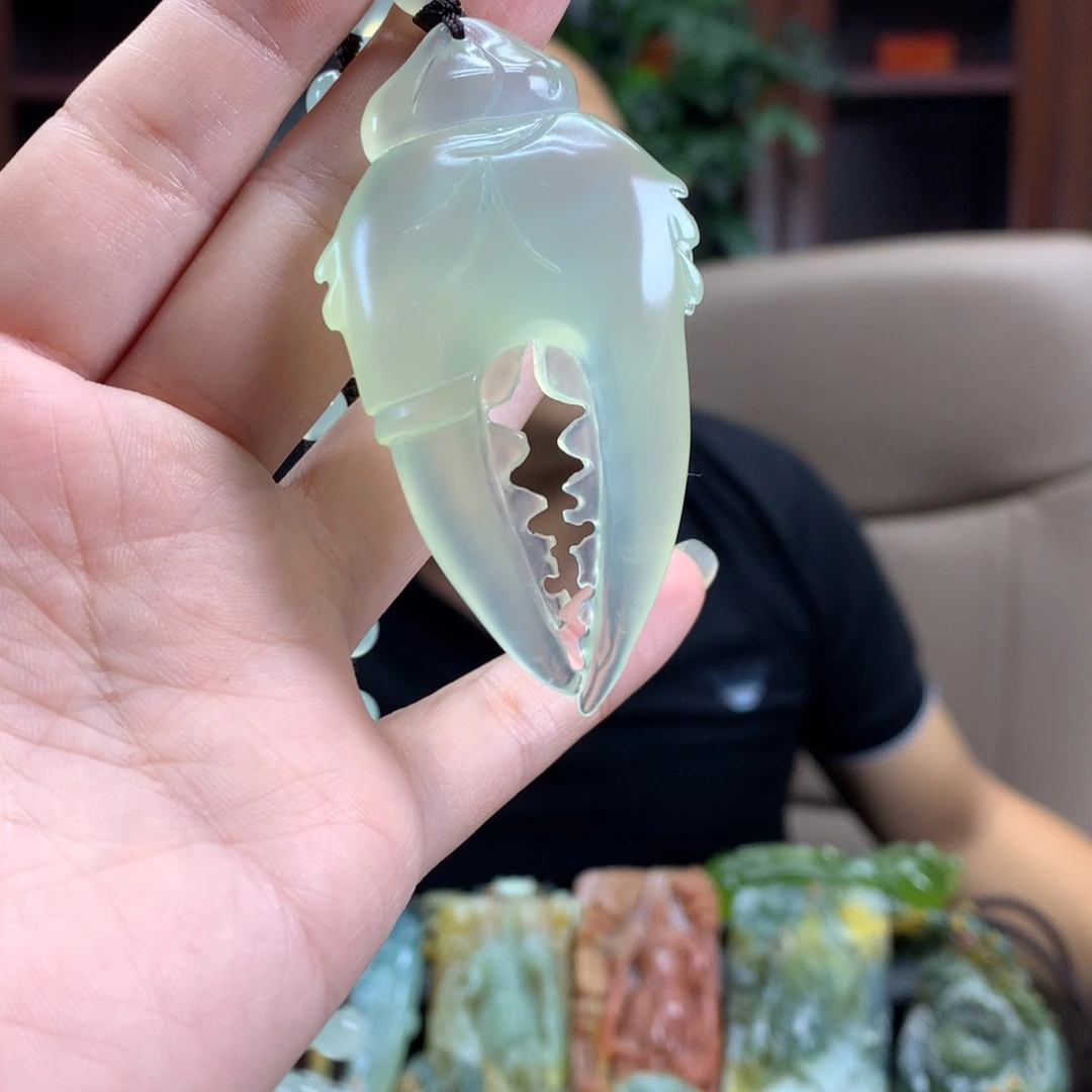 蛇纹石玉未镶嵌颈饰