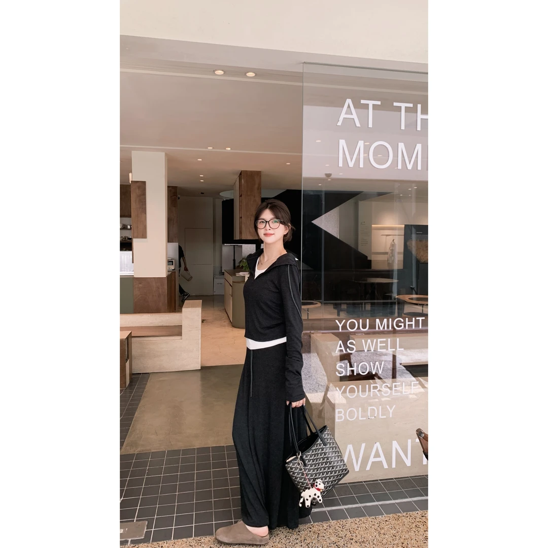 漫姐的店现货【遛弯穿搭】运动风连帽假两件撞色上衣半身裙两件套装