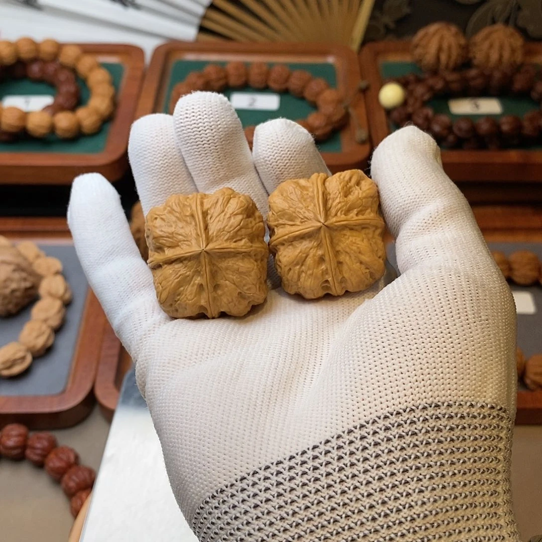 文玩核桃把件白****黑四棱