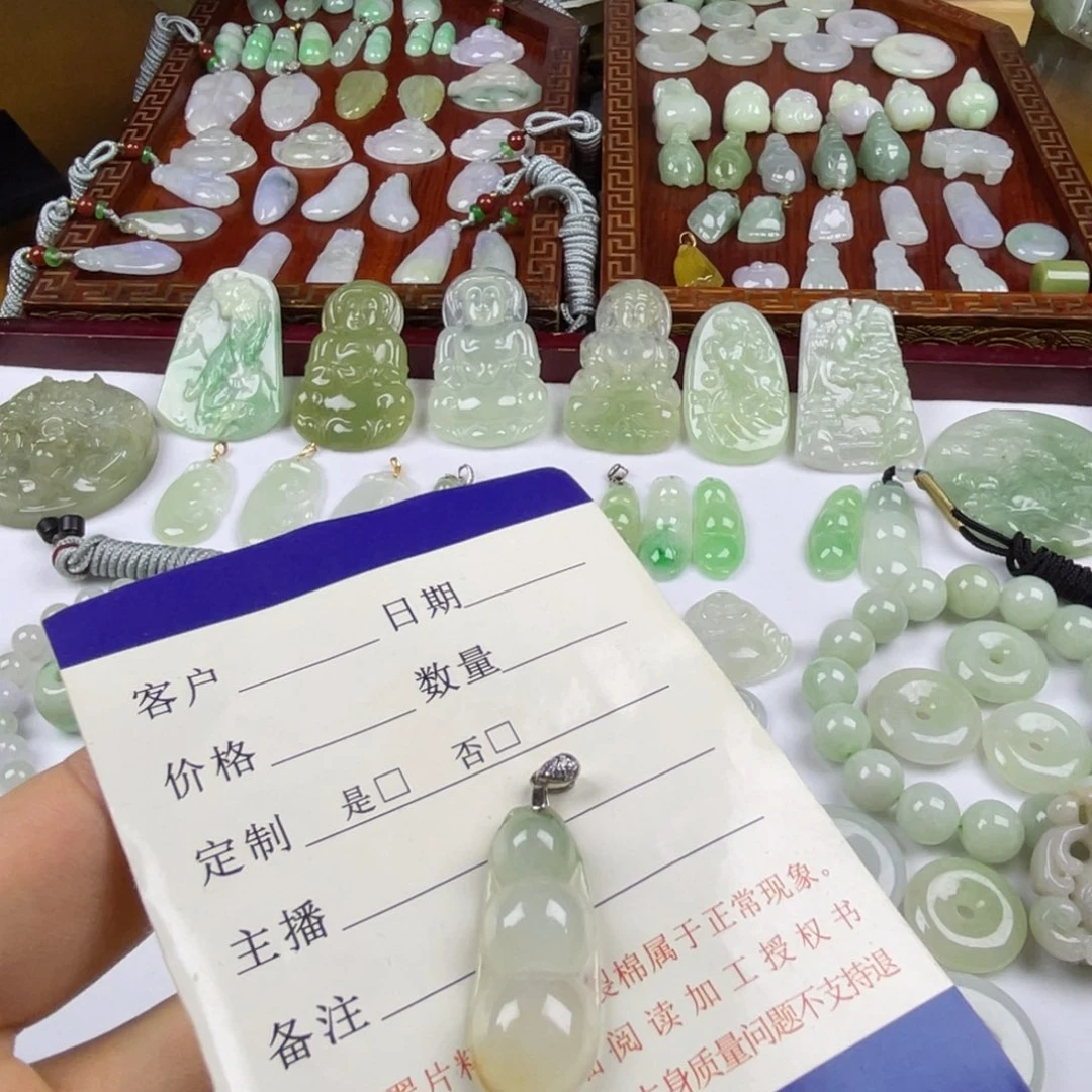 翡翠未镶嵌颈饰四季豆