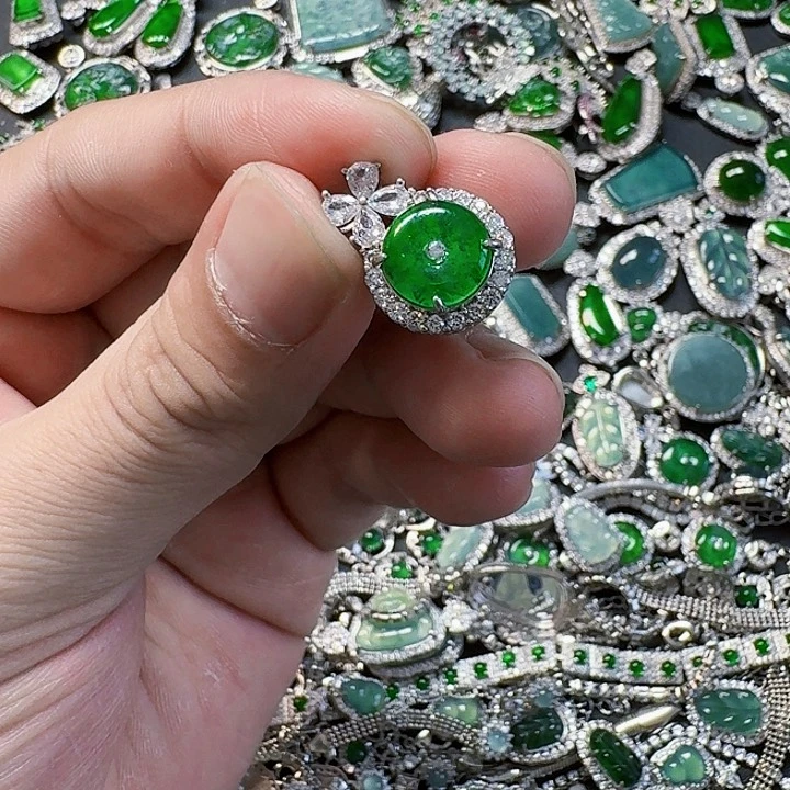 翡翠颈饰未镶嵌天然A货翡翠放漏