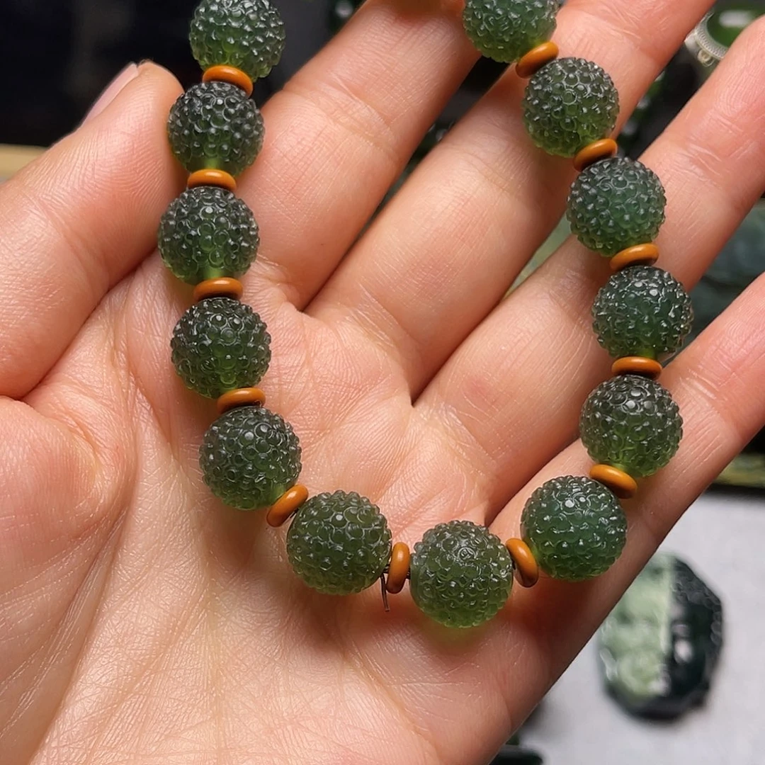 身***范蛇纹石玉未镶嵌颈饰