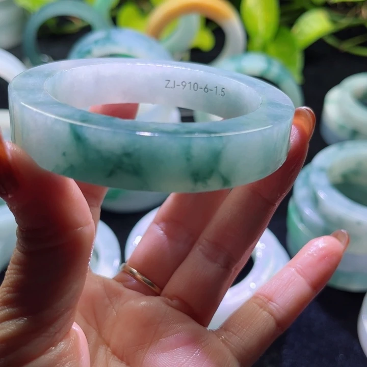 浅***唇定制翡翠未镶嵌手镯