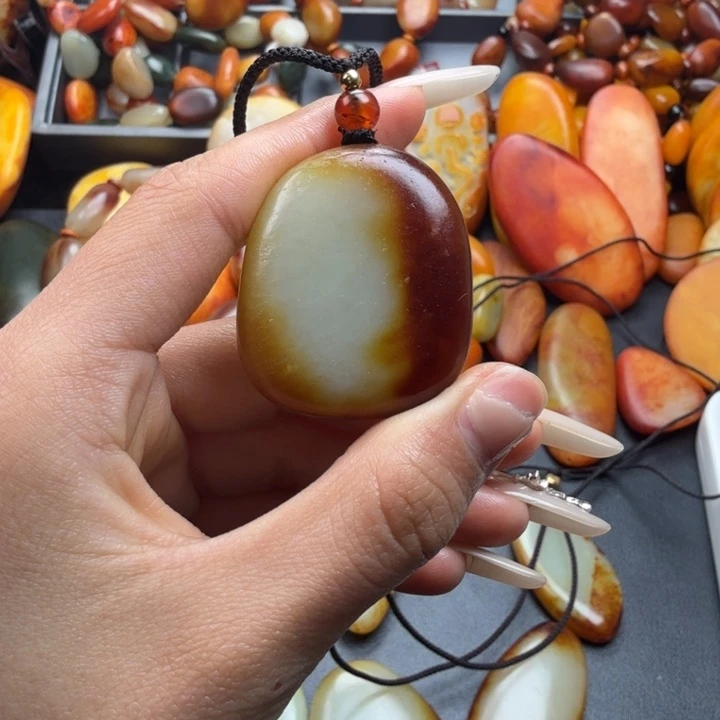 完***赵和田玉未镶嵌颈饰