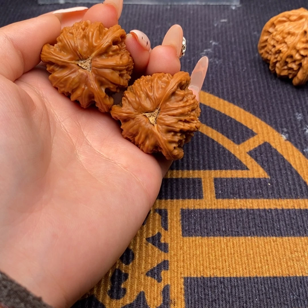 G***️文玩核桃吊坠白狮子